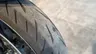 Detalle del neumático trasero de una Honda Hornet 1000