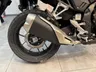 Vista trasera del escape y la rueda de una Honda NX500 E-Clutch