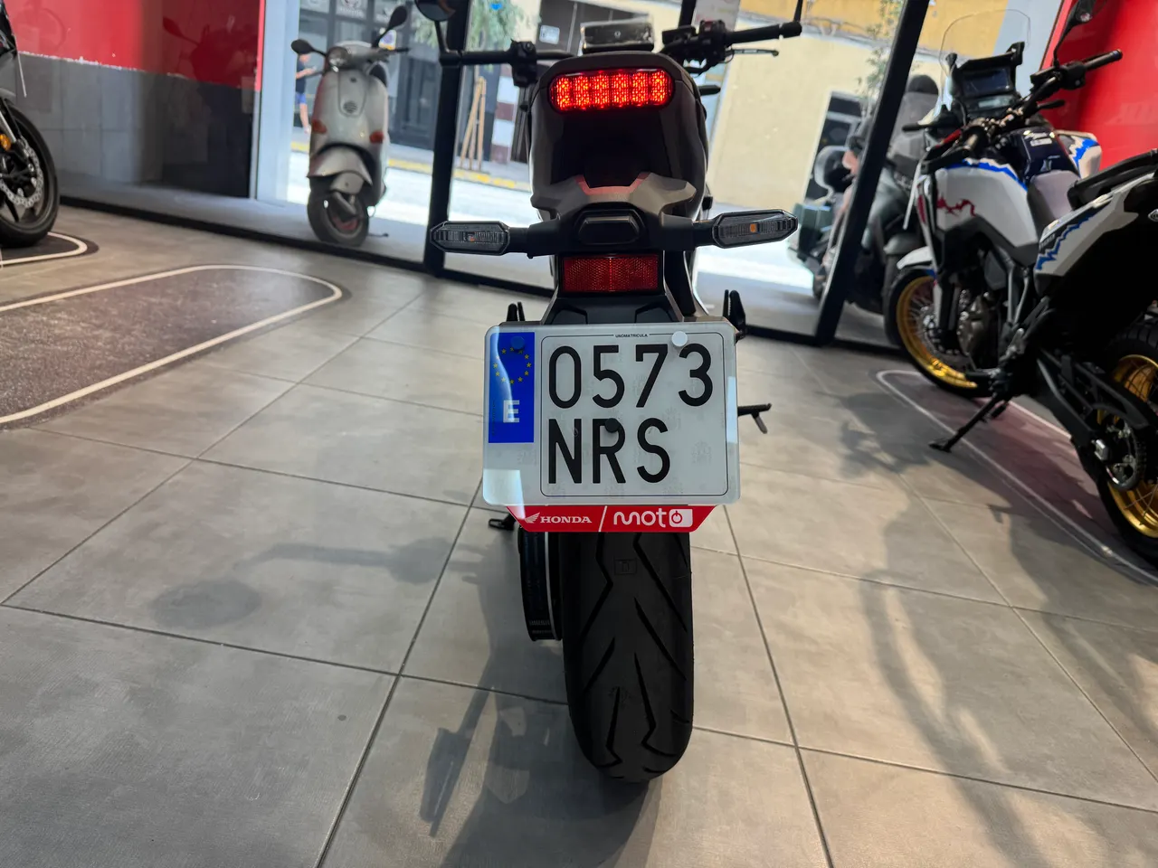 Vista trasera de una moto Honda WN7 negra graphite