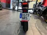 Vista trasera de una moto Honda WN7 negra graphite