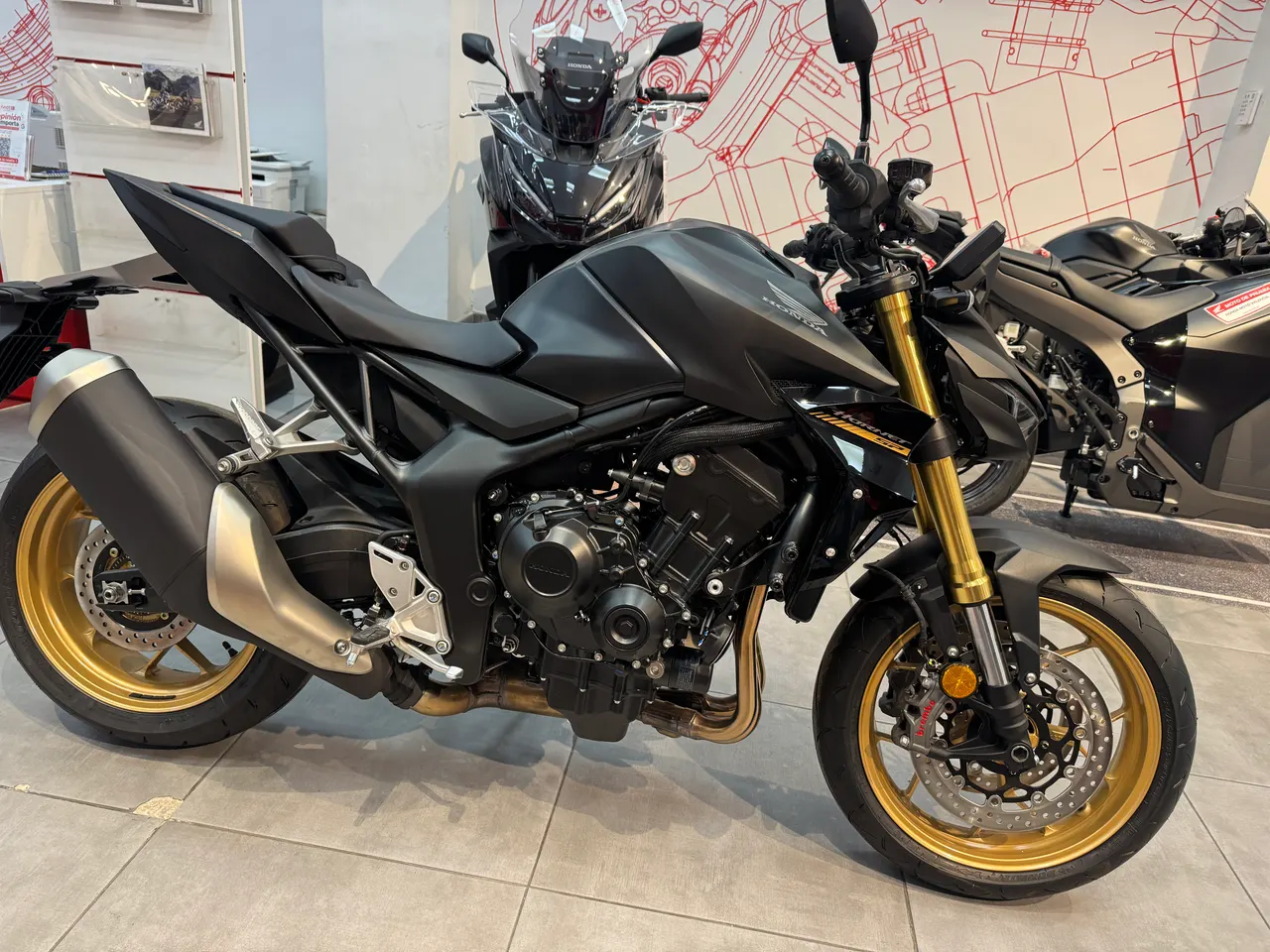Honda Hornet 1000 SP negra vista lateral