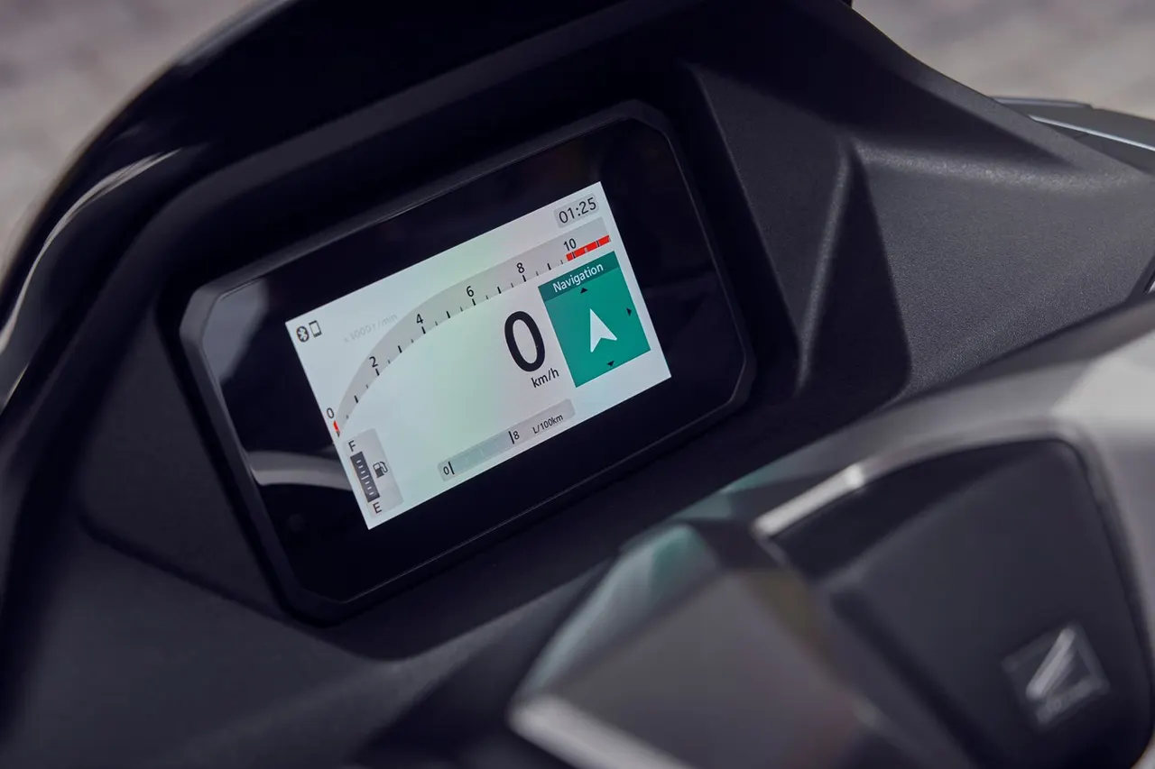 Panel de instrumentos digital de la Honda PCX 125 con velocímetro y navegación