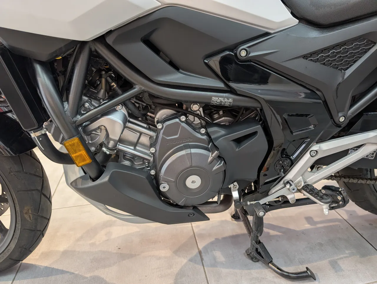 Detalle del motor de una motocicleta blanca y negra