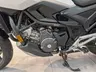 Detalle del motor de una motocicleta blanca y negra