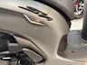 Detalle lateral de la Honda SH 350i en color gris rock mate