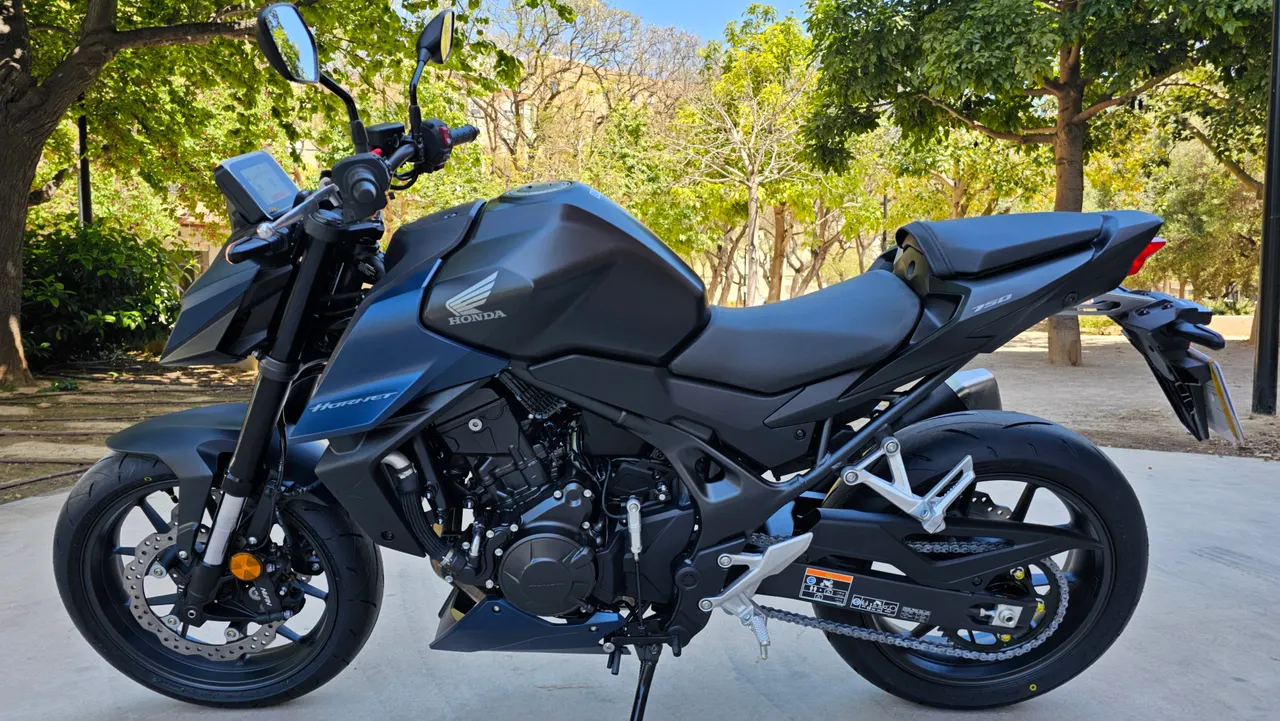 Moto Honda CB750 Hornet azul oscuro estacionada