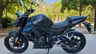 Moto Honda CB750 Hornet azul oscuro estacionada