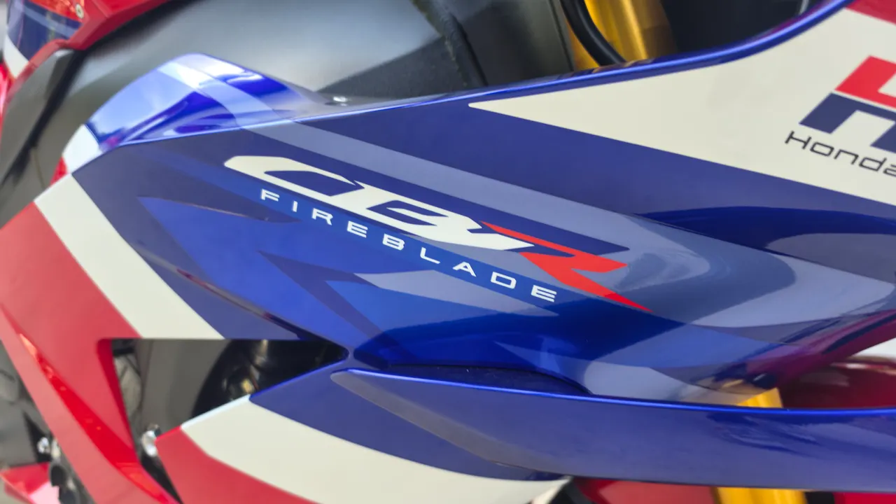 Logotipo CBR Fireblade en carenado de moto Honda rojo, blanco y azul