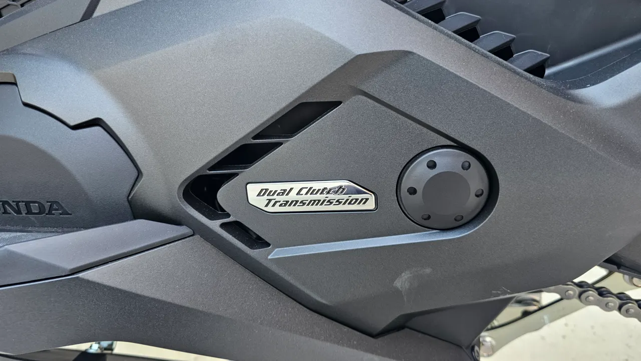 Insignia de transmisión Dual Clutch en una moto Honda Forza 750