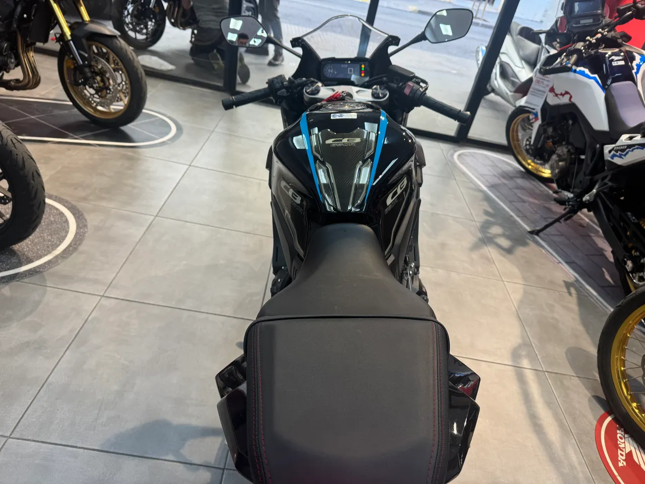 Vista trasera de una moto Honda CB negra deportiva con detalles azules