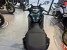 Vista trasera de una moto Honda CB negra deportiva con detalles azules