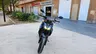 Moto Honda CB750 Hornet oscura vista frontal con luces encendidas