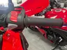 Piña de mandos derecha de una Honda CRF300L roja con puño e interruptores