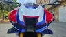Vista frontal de una Honda CBR1000RR-R Fireblade SP roja, blanca y azul