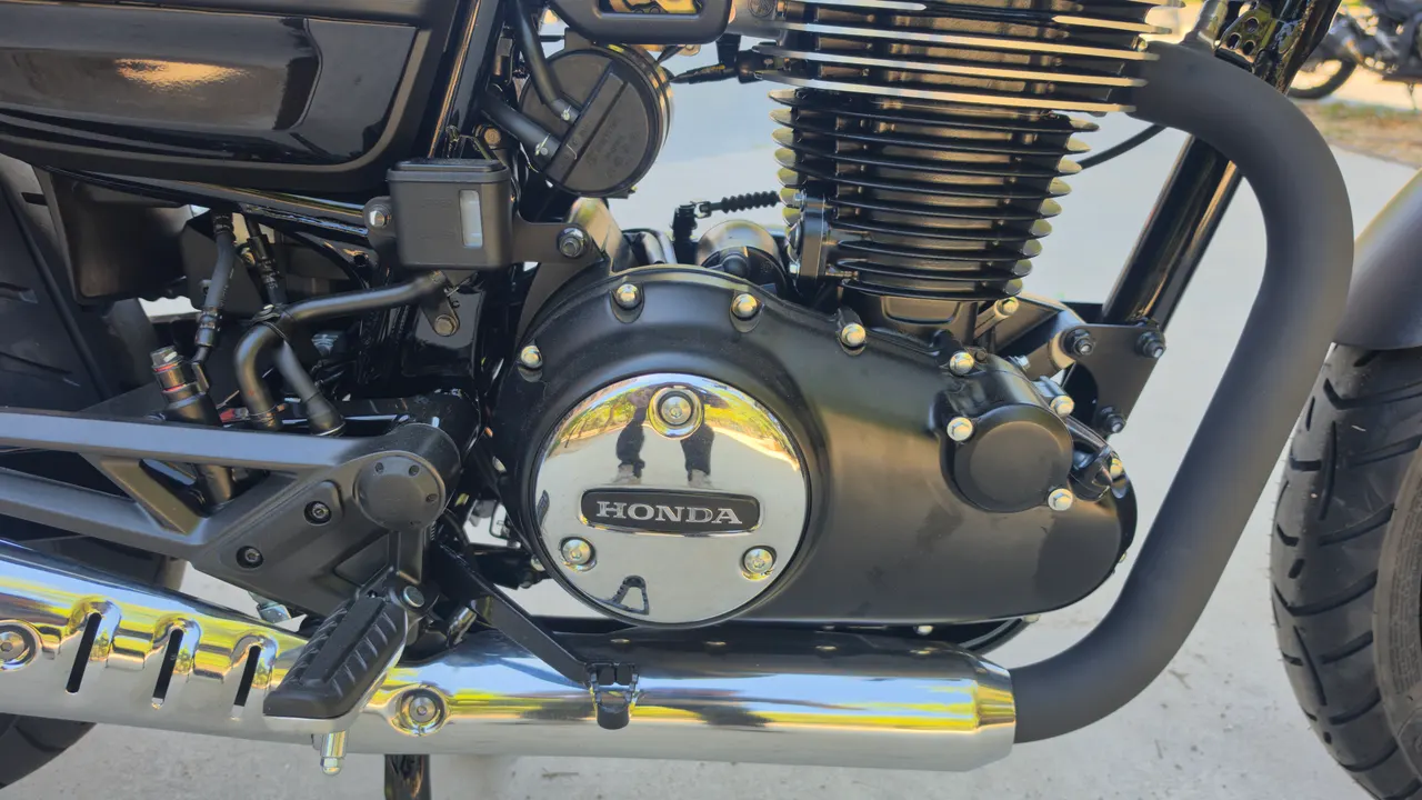 Detalle del motor de una moto Honda GB350S color azul