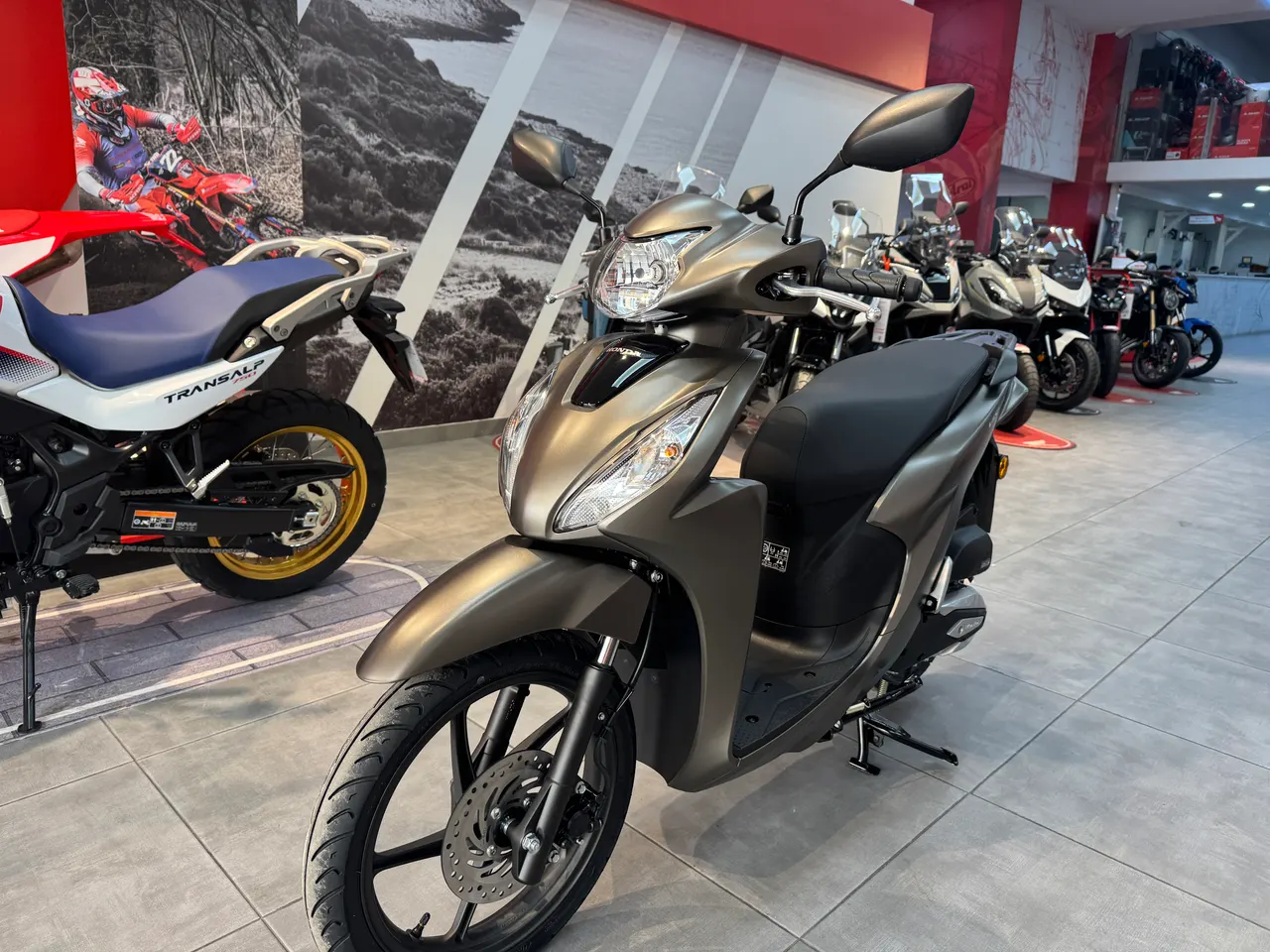 Scooter Honda Vision 110 marrón metálico en exposición