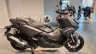 Honda ADV350 gris oscuro de perfil