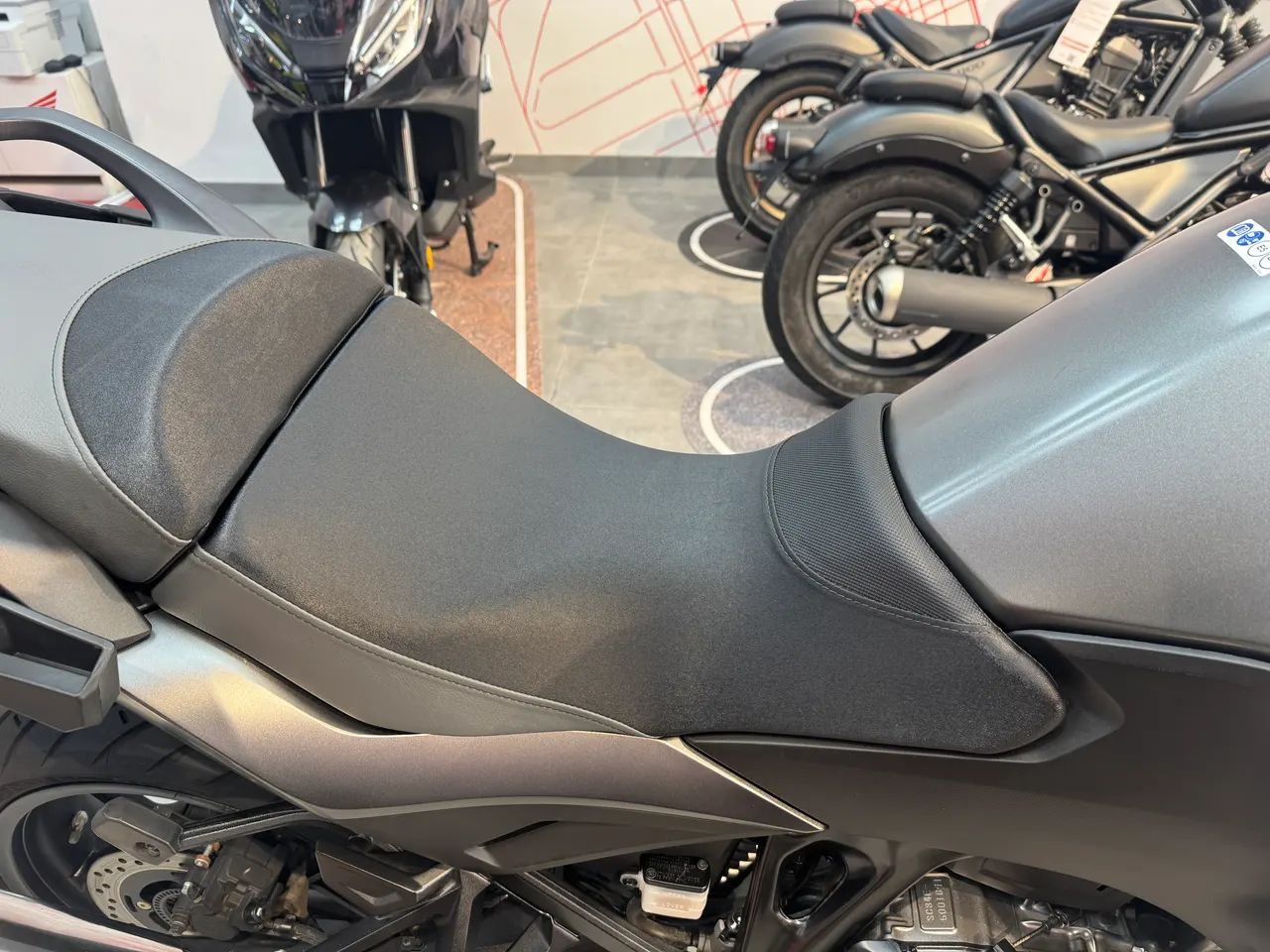 Asiento de moto gris detallado