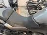 Asiento de moto gris detallado
