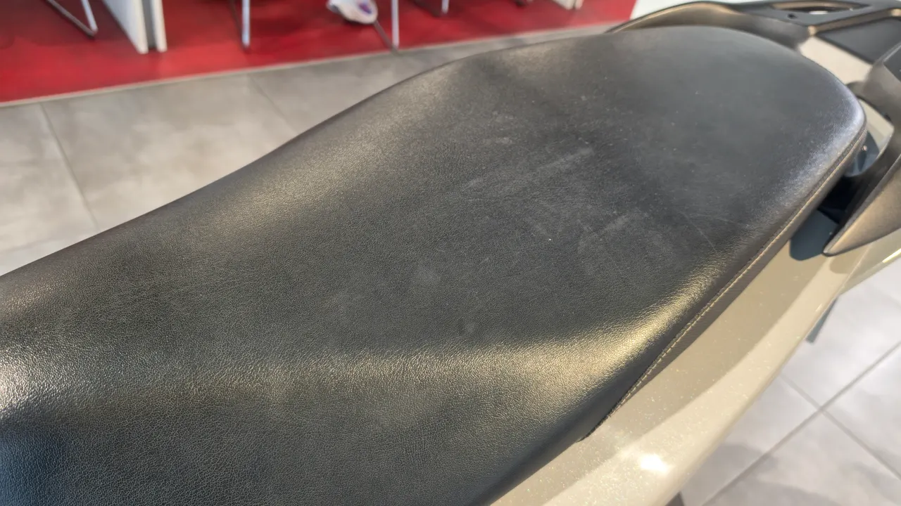 Asiento negro de Honda Vision 110