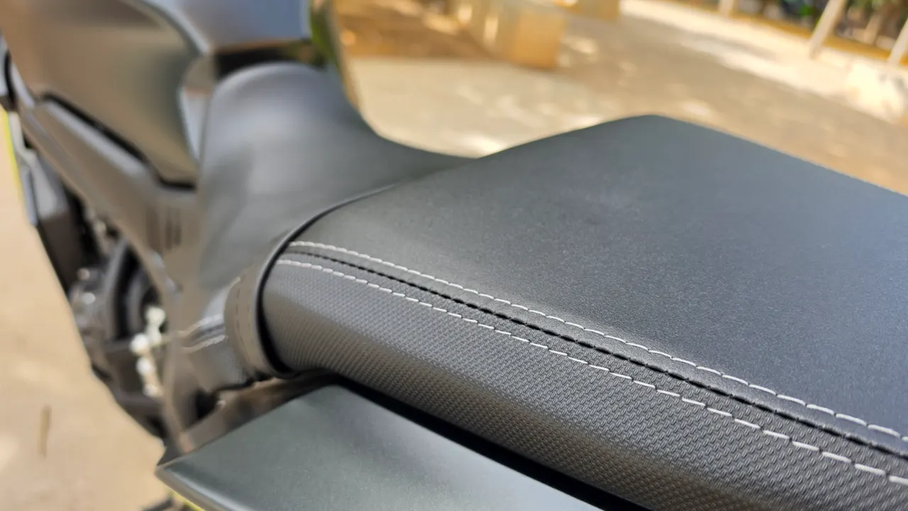 Asiento negro con costuras blancas de la Honda CBR 650R