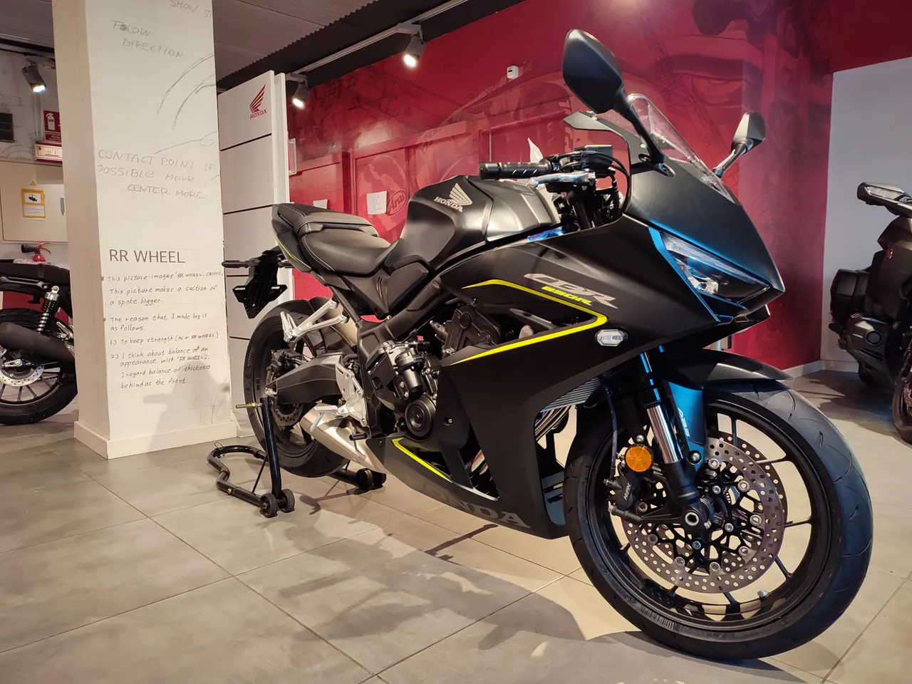 Honda CBR 650R negra con detalles amarillos en exposición