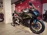 Honda CBR 650R negra con detalles amarillos en exposición
