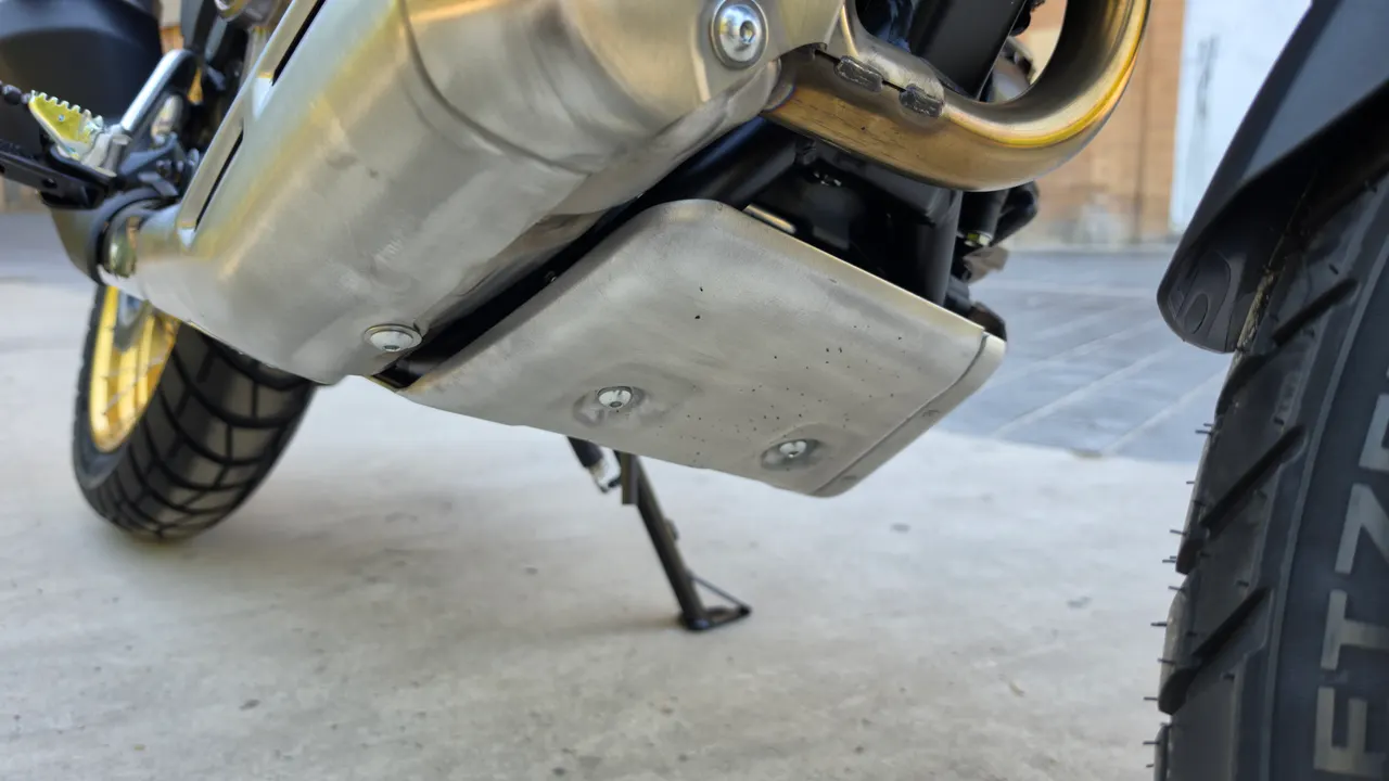 Protector de motor y catalizador de una Honda Africa Twin en primer plano.