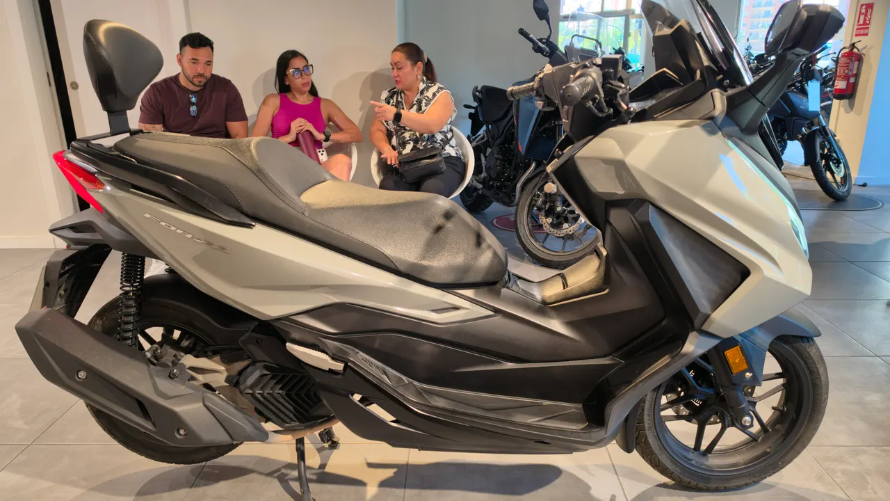 Honda Forza 125 gris en exposición