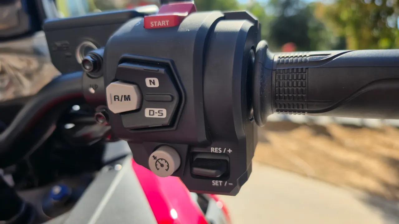 Controles del manillar derecho de una Honda Africa Twin roja automática (DCT)