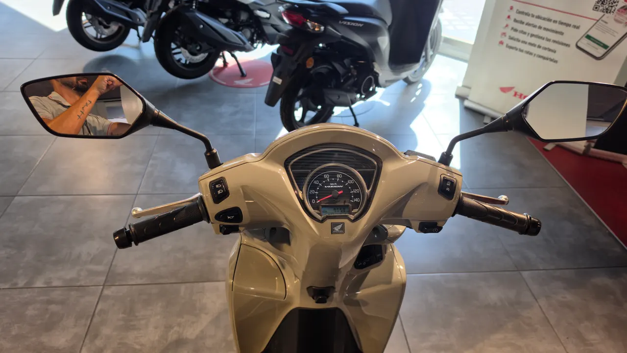 Vista frontal del manillar y tablero de una Honda Vision 110 beige