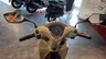 Vista frontal del manillar y tablero de una Honda Vision 110 beige