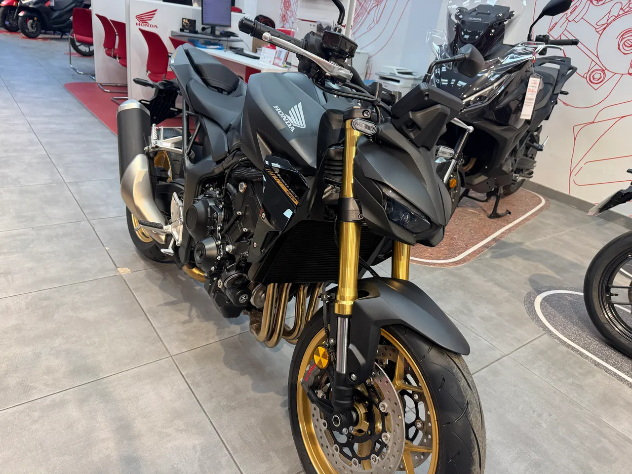 Honda Hornet 1000 SP negra con detalles dorados