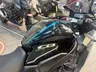 Vista lateral de una moto Honda CB650R negra con detalles azules