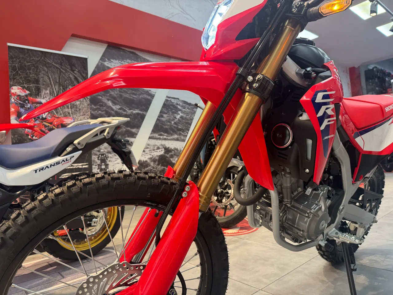 Moto Honda CRF300L roja en exposición