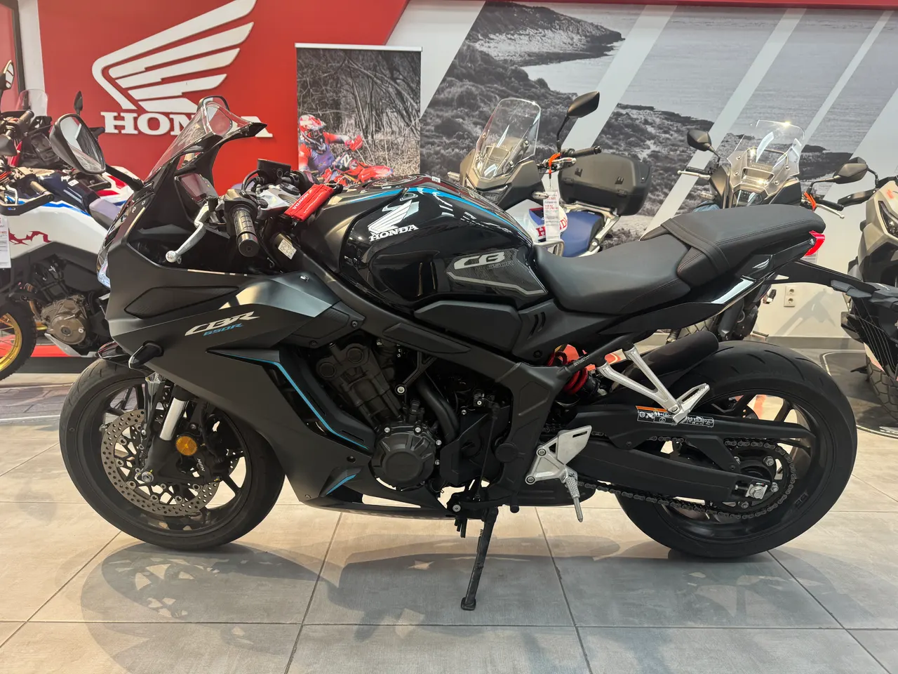 Honda CBR 650R negra deportiva