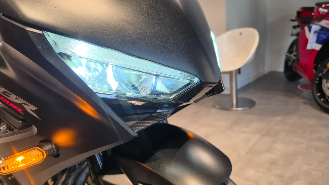 Detalle frontal de una moto Honda CBR650R con luces encendidas