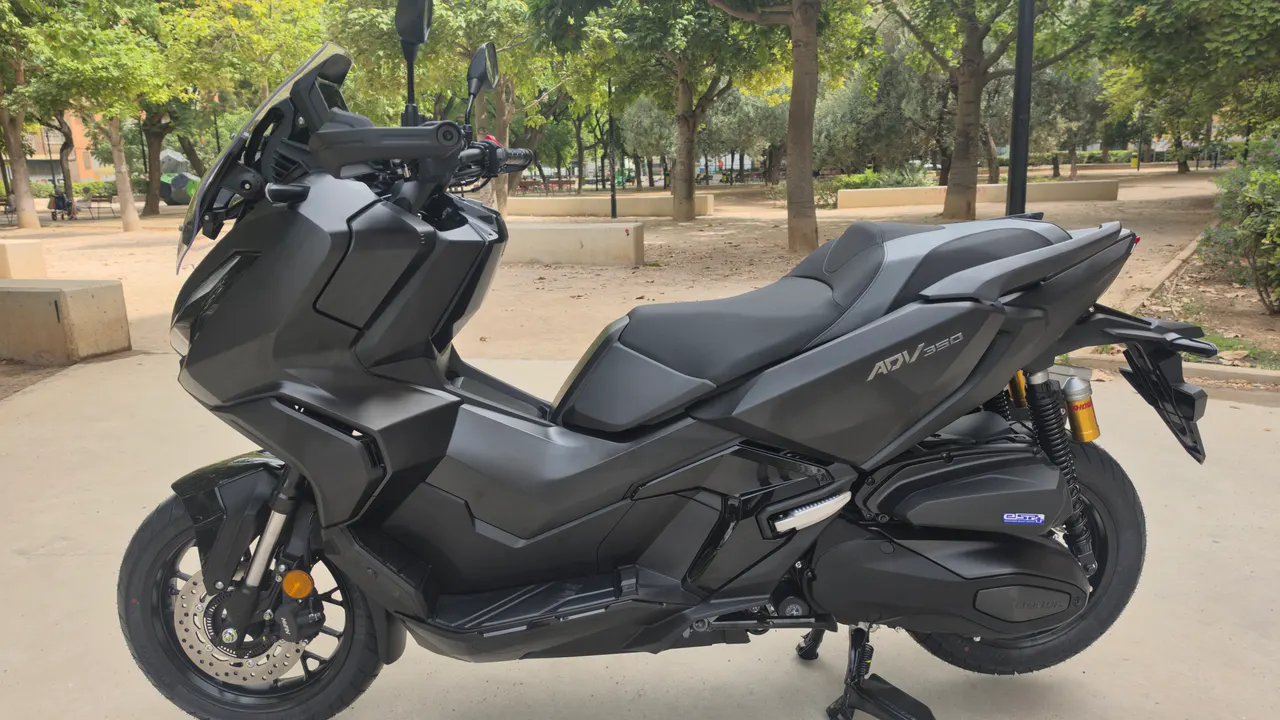 Honda ADV 350 negra mate aparcada en un parque