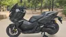 Honda ADV 350 negra mate aparcada en un parque