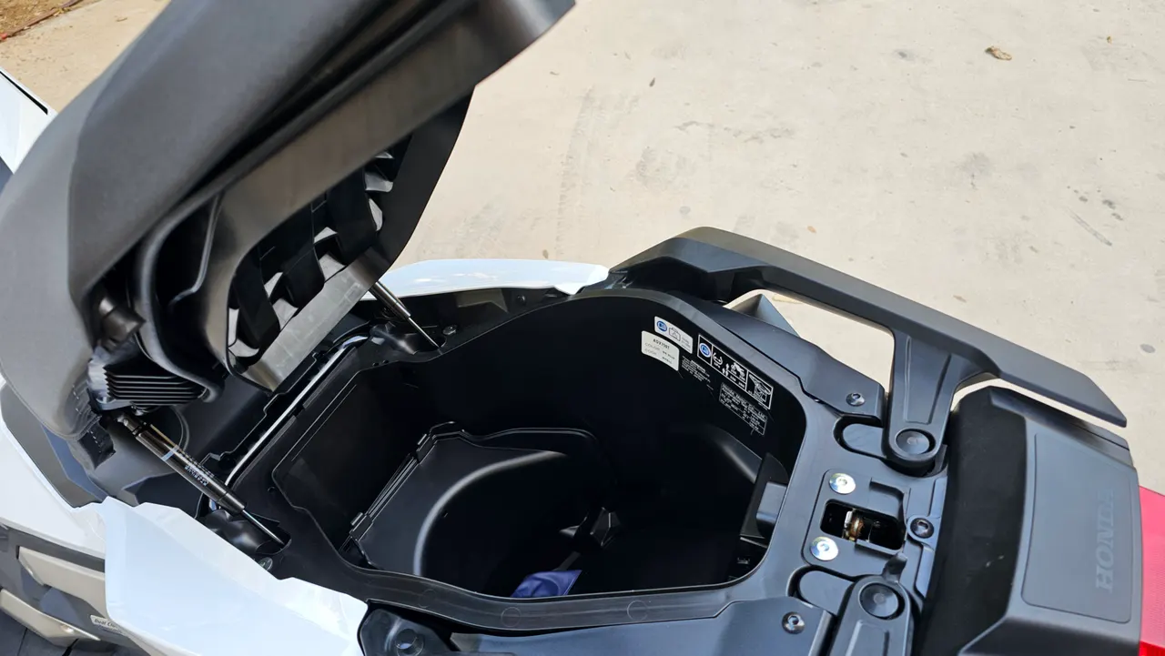 Compartimento de asiento abierto de una moto Honda X-ADV