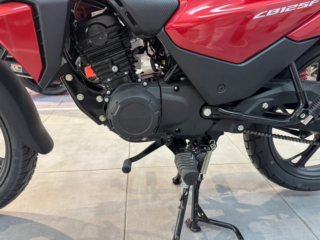 Detalle del motor y chasis de una moto Honda CB125F roja