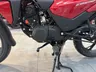 Detalle del motor y chasis de una moto Honda CB125F roja