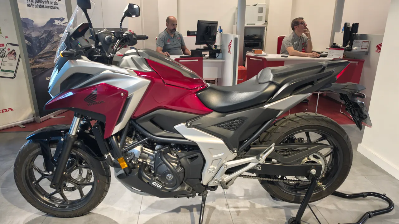 Honda NC750X roja y gris en un concesionario