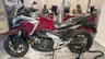 Honda NC750X roja y gris en un concesionario
