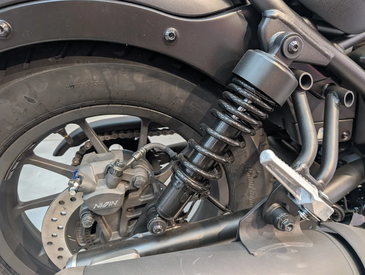 Suspensión, freno y rueda trasera de la Honda CMX500 Rebel