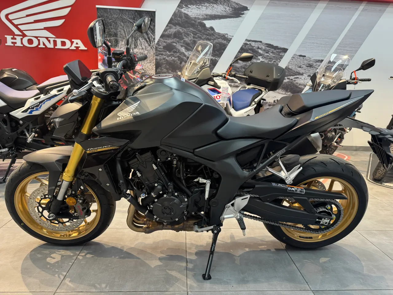 Honda Hornet 1000 SP negra con detalles dorados