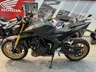 Honda Hornet 1000 SP negra con detalles dorados