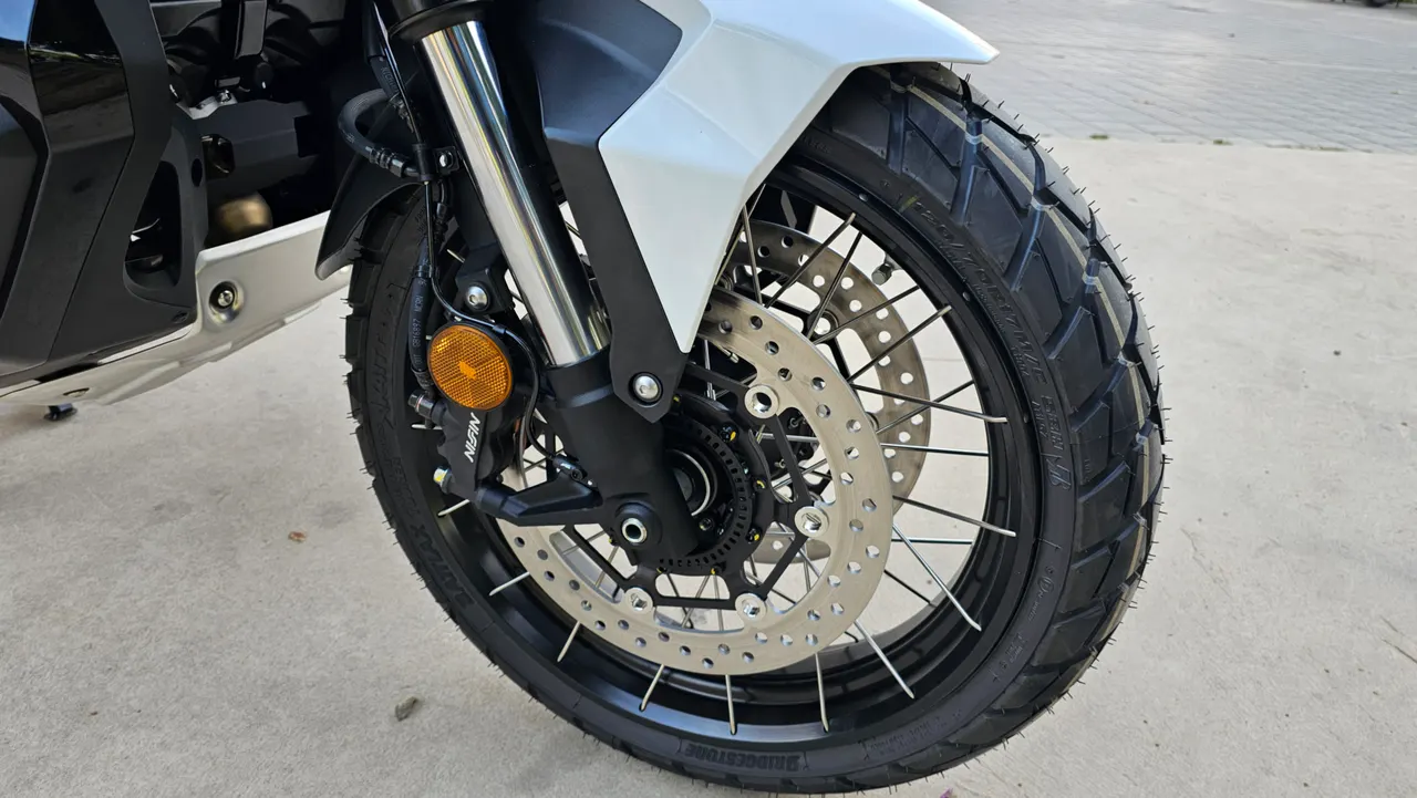 Primer plano de la rueda delantera de una Honda X-ADV blanca