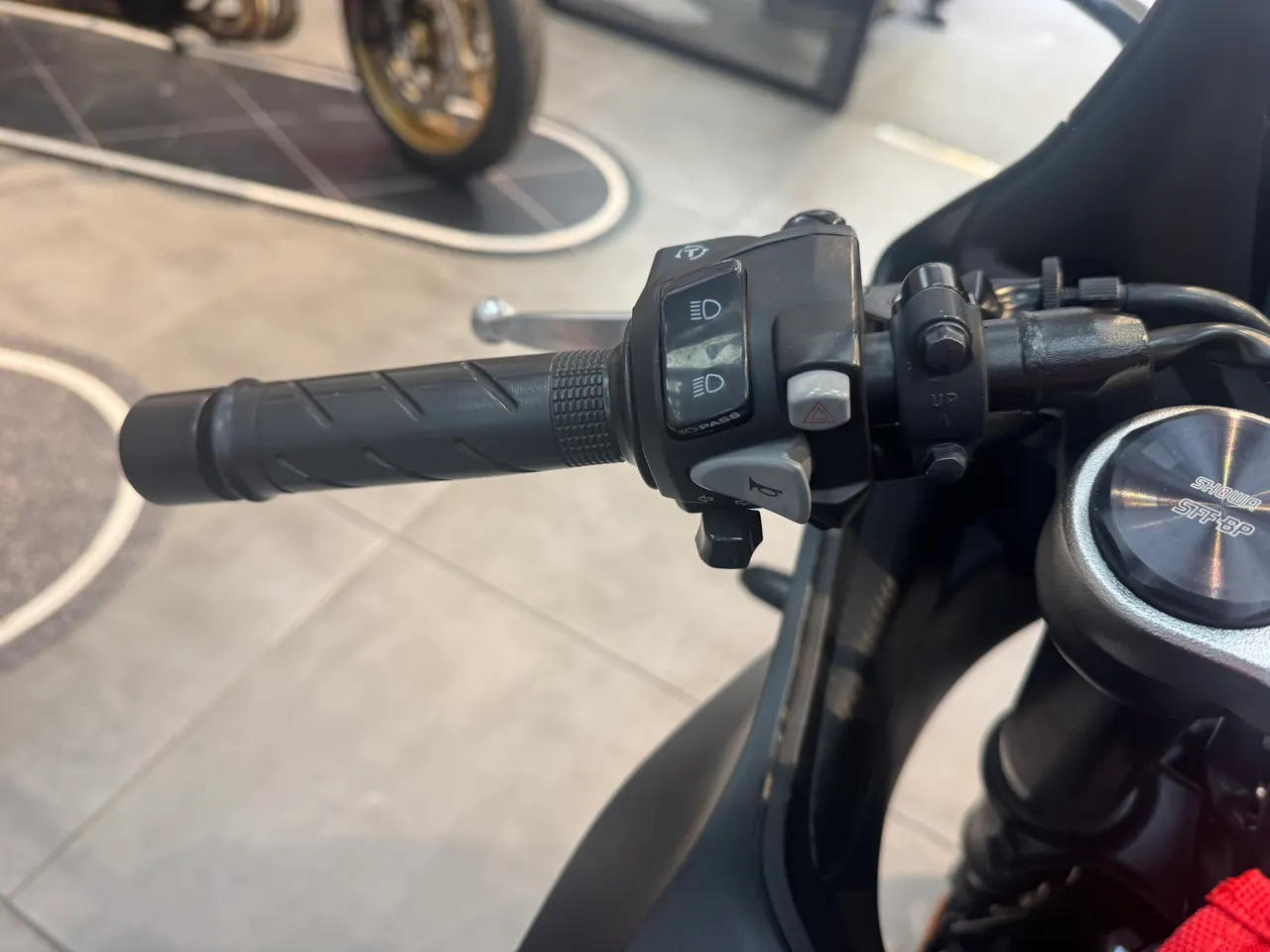 Detalle del manillar de una moto Honda con controles