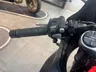 Detalle del manillar de una moto Honda con controles